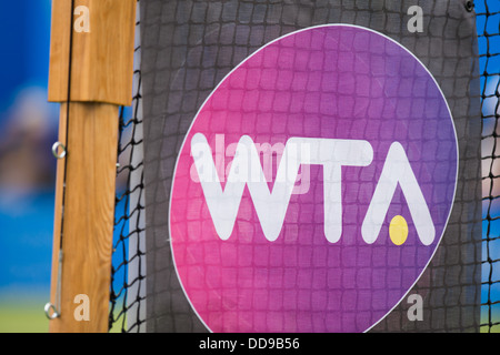L'ATA logo sur un filet de tennis au tournoi international Aegon à Eastbourne Banque D'Images