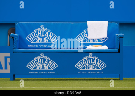 Un banc de joueurs à l'courtside Aegon le tournoi international de tennis, Eastbourne. Serviettes et une banane sont mis à Banque D'Images