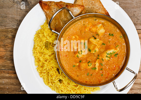 Poulet Korma un plat de curry indien populaire et apprécié des personnes non férus d'aliments épicés Banque D'Images