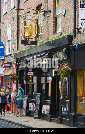 Extérieur de la Golden Lion pub dans le centre ville de York North Yorkshire England UK Banque D'Images