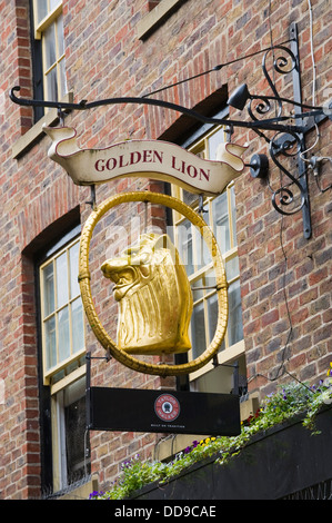 Extérieur de la Golden Lion pub dans le centre ville de York North Yorkshire England UK Banque D'Images