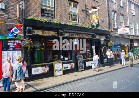 Extérieur de la Golden Lion pub dans le centre ville de York North Yorkshire England UK Banque D'Images