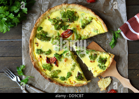 Quiche au brocoli délicieux avec vue de dessus, de l'alimentation Banque D'Images