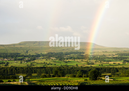 En arc-en-ciel Wensleydale dans le Yorkshire Dales avec Penhill au-delà Banque D'Images