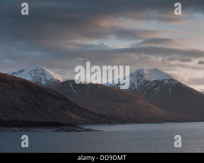 La vue sur le Loch Quoich vers les montagnes Sgurr Sgurr na Mor et Fhuarain au coucher du soleil, North West Highlands, Ecosse, Royaume-Uni Banque D'Images