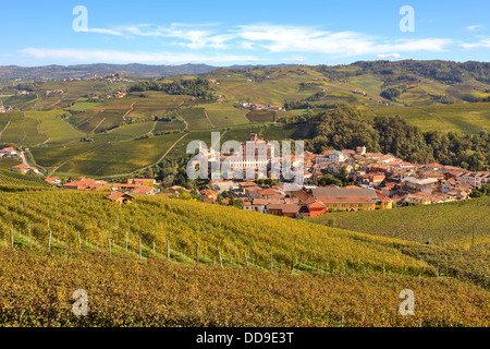 Ville de Barolo entre vignes d'automne avec des feuilles de vigne jaune sur les collines des Langhe dans le Piémont, Italie du Nord. Banque D'Images