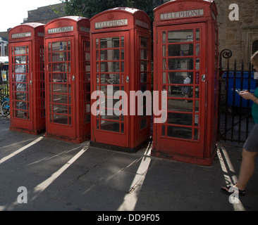 Style traditionnel rouge boîtes téléphoniques Cambridge en Angleterre Banque D'Images