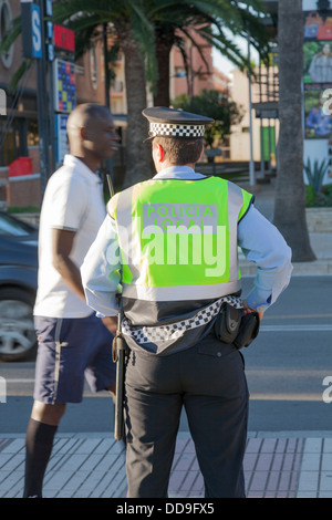 Retour du policier policia local avec homme de couleur de passage de marche Banque D'Images