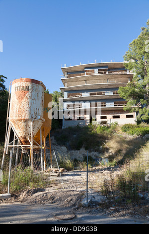 Bâtiment abandonné avec site construire et incomplète des réservoirs de stockage hors-sol Banque D'Images