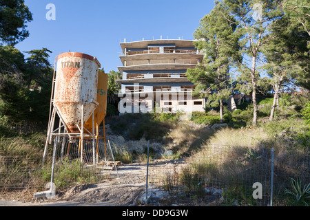 Bâtiment abandonné avec site construire et incomplète des réservoirs de stockage hors-sol Banque D'Images