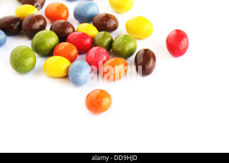 Bonbons colorés avec des raisins secs et les arachides isolé sur fond blanc. Banque D'Images