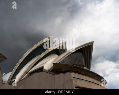 Dh Le Port de Sydney Sydney Australie Sydney Opera House roof nuages de tempête moody Banque D'Images