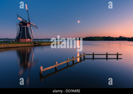Moulin De Helper à Paterswoldsemeer juste après le coucher du soleil, près de Haren dans la province de Groningue, Pays-Bas Banque D'Images