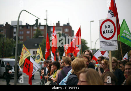 Les citoyens et les représentants de différentes parties de prendre part à une manifestation contre l'extrême-droite et anti-islamique partie Pro Allemagne mouvement citoyen en face de la soi-disant 'problème' à Duisburg, Allemagne, 29 août 2013. Le Pro Allemagne mouvement citoyen initié un rassemblement en même temps. Photo : OLIVER BERG Banque D'Images