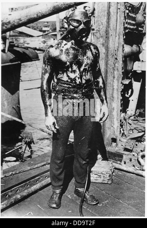 Cette photographie montre un Frogman de la Navy, un membre des unités de démolition sous-marine et de guerre spéciale de l'US Navy. L'image capture l'individu en équipement de plongée complet, mettant en valeur l'équipement spécialisé utilisé dans les opérations militaires. Banque D'Images