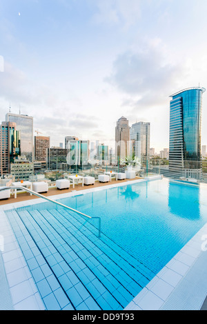 Piscine sur le toit avec vue sur la ville de Tel Aviv et Ramat Gan Banque D'Images