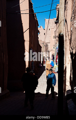 Scène de rue dans le mellah (quartier juif), Ouarzazate, Maroc Banque D'Images