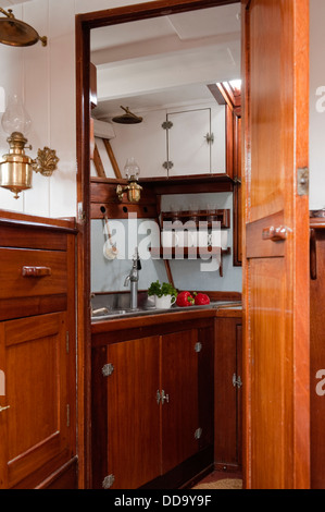 L'intérieur de cabine avec puits de Hatch et lampes en laiton Banque D'Images