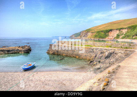 En bois simple canot amarré à Port dans la mer bleu clair Portwrinkle Cornwall en HDR en Angleterre Banque D'Images