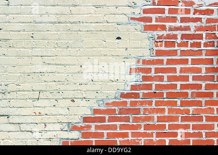 Un vieux mur de brique rouge. Peut être utilisé comme arrière-plan. Banque D'Images