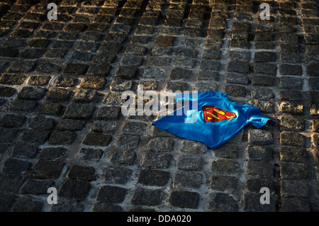 T shirt superman enfant éclairée par le soleil sur une rue pavée. UK Banque D'Images