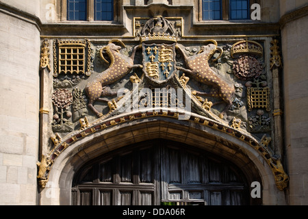 Armoiries de la grande porte le Christ's College, Université de Cambridge en Angleterre Banque D'Images