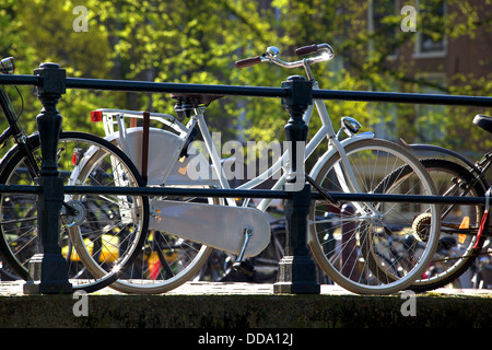 Des vélos sur pont, Amsterdam, Pays-Bas, Europe Banque D'Images