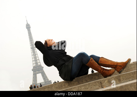 Woman en vacances à Paris France Banque D'Images