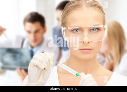 Thermomètre scientist holding Banque D'Images