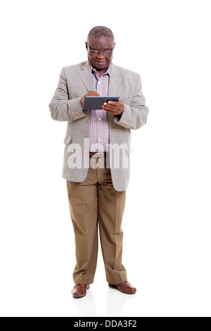 Senior African man using tablet computer isolé sur fond blanc Banque D'Images