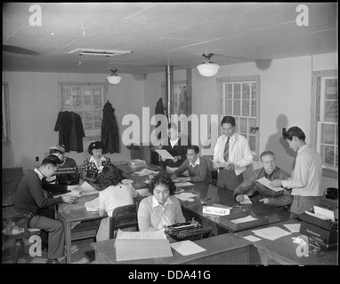 Le personnel de bureau du Rohwer Relocation Center à McGehee, Arkansas, l'un des camps d'internement pour les Japonais-Américains pendant la seconde Guerre mondiale. Banque D'Images