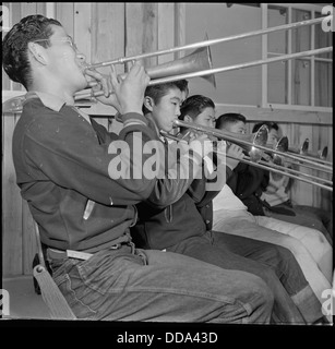 Une section de trombone du High School Band pratique au Rohwer Relocation Center à McGehee, Arkansas, pendant son fonctionnement. Banque D'Images