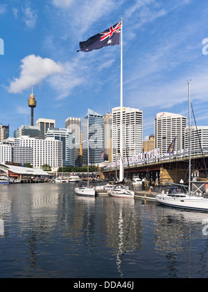 Dh de Darling Harbour à Sydney Australie drapeau australien Marina Harbour City skyscrapers Banque D'Images