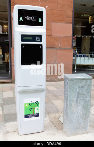 Un point de recharge de voiture électrique EVOLT dans le centre-ville de Glasgow, en Écosse, au Royaume-Uni Banque D'Images