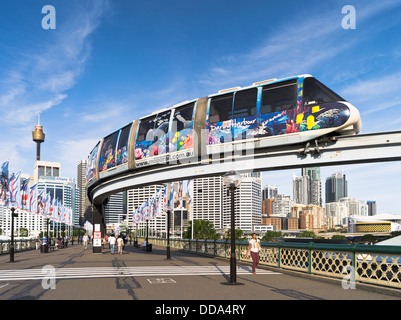 Dh de Darling Harbour à Sydney Australie Sydney train monorail voie à travers Pyrmont Bridge harbor Banque D'Images