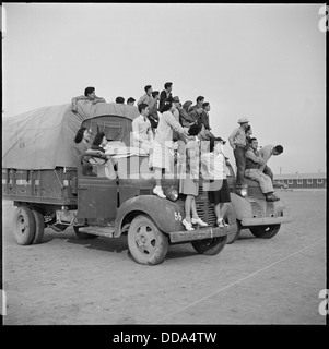 Au Rohwer Relocation Center à McGehee, Arkansas, une foule se rassemble pour assister à un événement ou une activité sur place. Banque D'Images