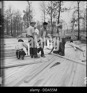 Au Rohwer Relocation Center à McGehee, Arkansas, des travailleurs bénévoles construisent des appartements pour le personnel administratif, une partie du développement du camp d'internement en temps de guerre. Banque D'Images