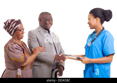 Infirmière africains amis shake hand with senior patient et femme sur fond blanc Banque D'Images