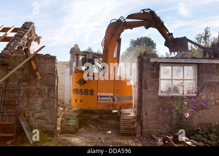 L bâtiment maison, démolition de vieilles pierres construit dépendance pour effacer emplacement prêt pour la construction de maison neuve Banque D'Images