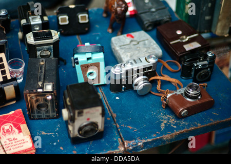 Souvenirs et vieux appareils photos à vendre dans la Plaza de Armas. Banque D'Images