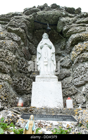 Une grotte traditionnelle typique de culte à Marie, la Très Sainte Vierge, dans un cimetière rural en Irlande - Comté de Galway, Annaghdown Banque D'Images
