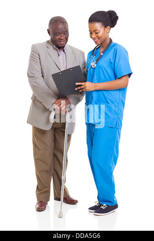 Belle jeune travailleur de la santé et de l'Afrique senior patient isolated on white Banque D'Images