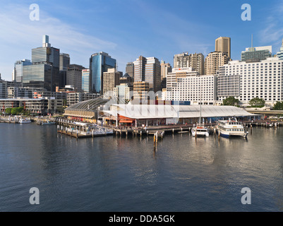 Dh de Darling Harbour à Sydney Australie Sydney Aquarium waterfront ferry piers skyscraper city skyline Harbour Banque D'Images