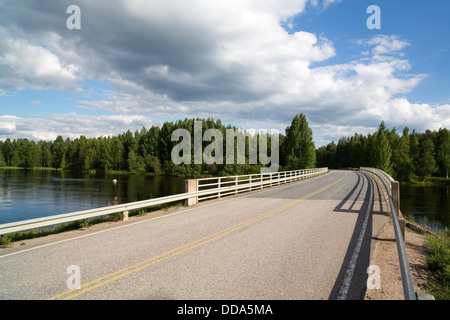 À vide, traversée de pont une rivière , Finlande Banque D'Images