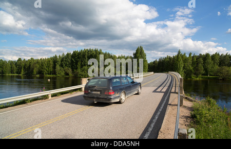 Voiture en traversant un pont routier , Finlande Banque D'Images