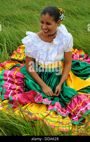 Portrait d'une jeune femme du Costa Rica en tenues locales. Banque D'Images