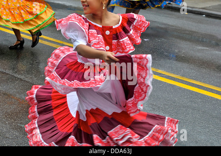 Latinos de manifester leur fierté à l'Assemblée Queens Parade Hispanique. Banque D'Images