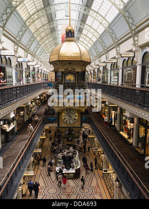 dh Queen Victoria Building SYDNEY AUSTRALIE Grande horloge de la galerie marchande boutiques victoriennes intérieures Banque D'Images