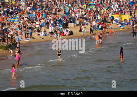 Bournemouth, Royaume-Uni. Août 29, 2013. . Jusqu'à un million de personnes sont mis à descendre à Bournemouth au cours des quatre jours que la sixième édition annuelle du Festival de l'air est en cours. Les foules affluent à la plage pour le premier jour du Festival de l'air. Credit : Carolyn Jenkins/Alamy Live News Banque D'Images