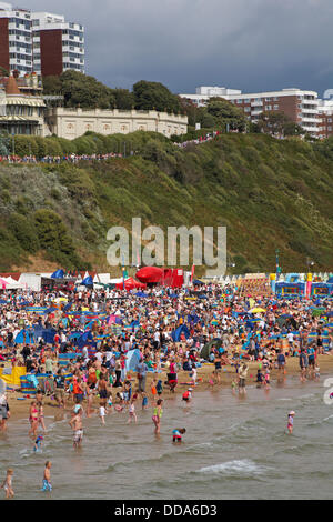 Bournemouth, Royaume-Uni. Août 29, 2013. . Jusqu'à un million de personnes sont mis à descendre à Bournemouth au cours des quatre jours que la sixième édition annuelle du Festival de l'air est en cours. Les foules affluent à la plage pour le premier jour du Festival de l'air. Credit : Carolyn Jenkins/Alamy Live News Banque D'Images